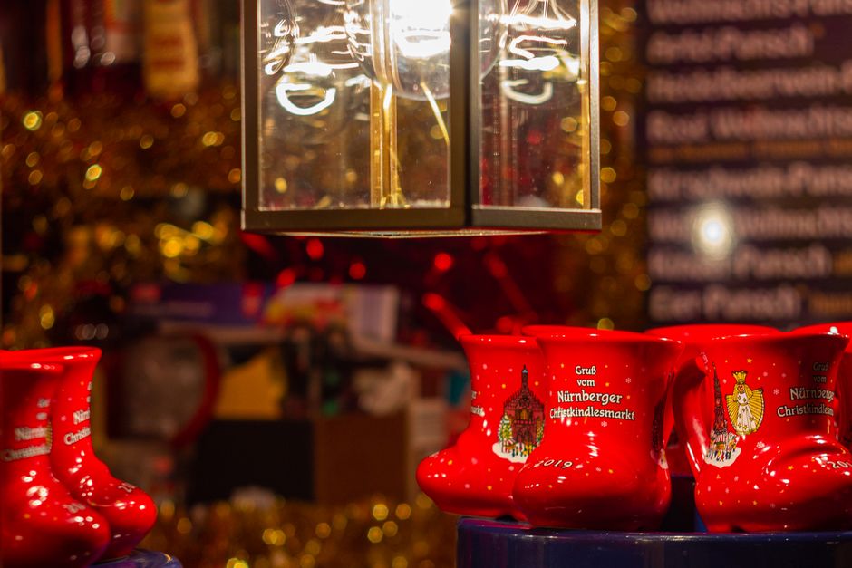 Rode aardewerken kerstmarktbekers van de Nürnberger Christkindlesmarkt