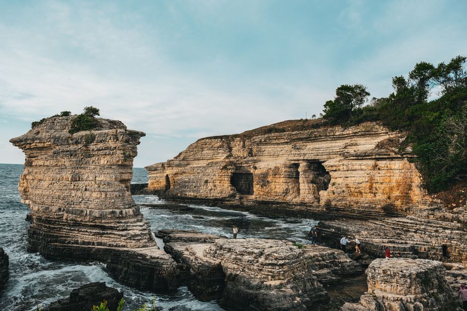 pantai selatan jawa dengan ombak dan pemandangan terbaik