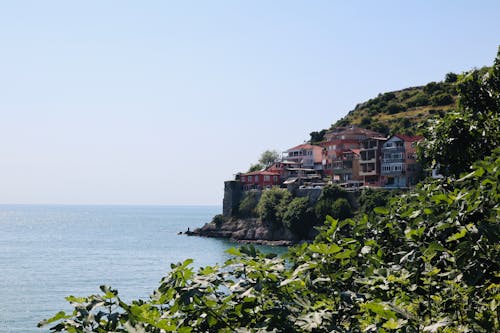 binalar, çalılar, deniz içeren Ücretsiz stok fotoğraf