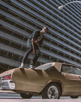 一名时尚男子站在城市街道的老爷车上