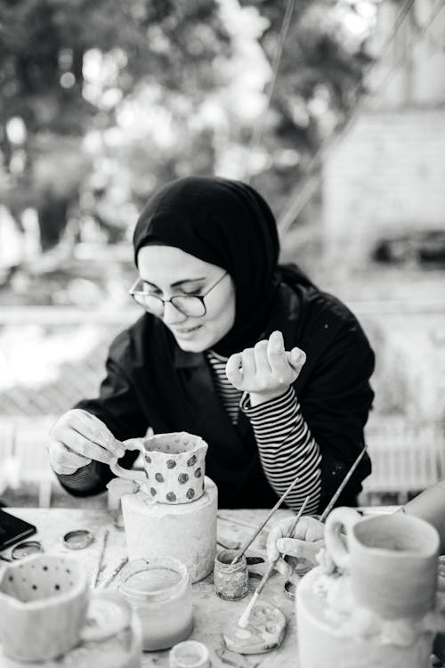 Gratis lagerfoto af håndlavet, hijab, keramikværksted