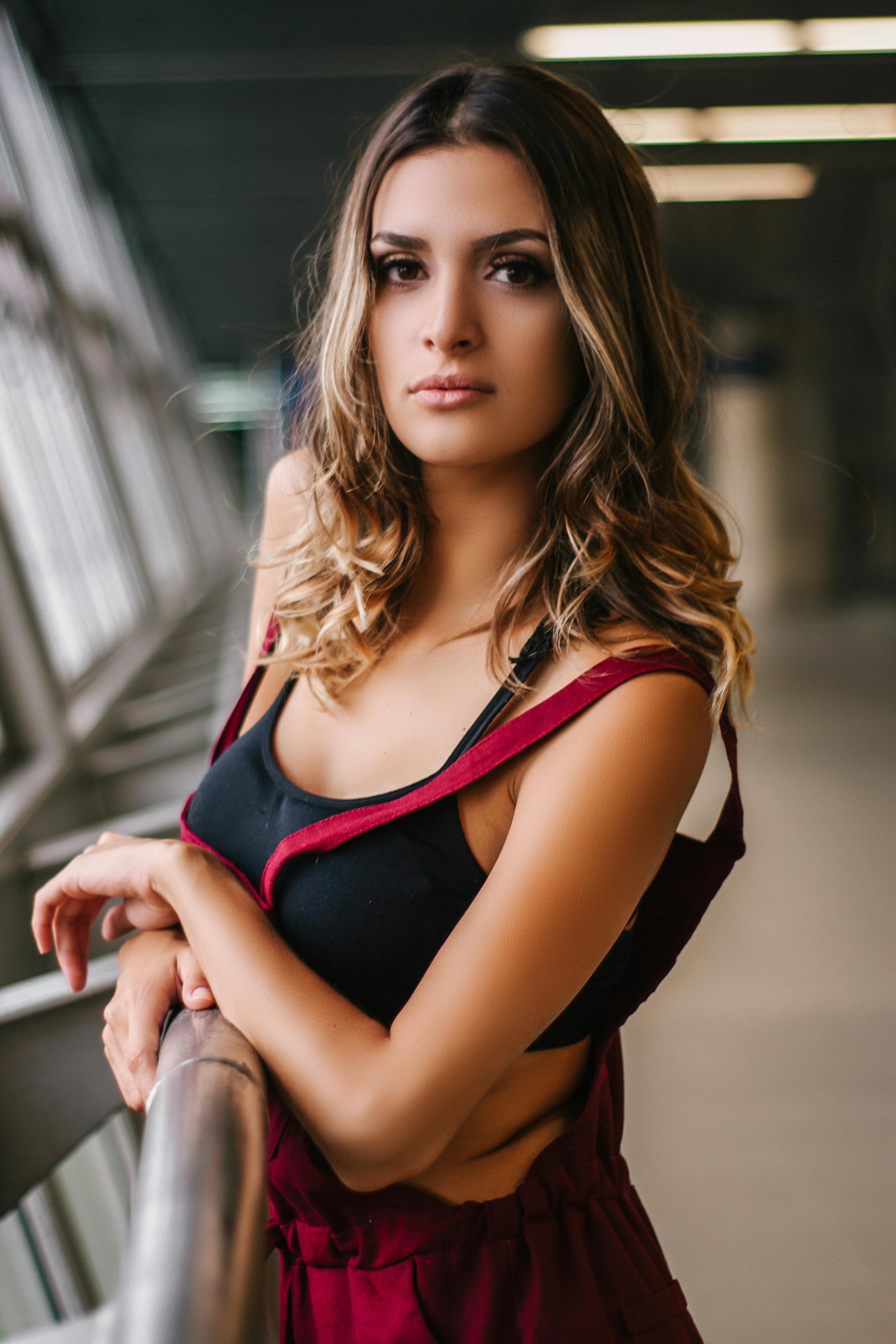 一位时尚女性在城市环境中与金属栏杆合影的肖像