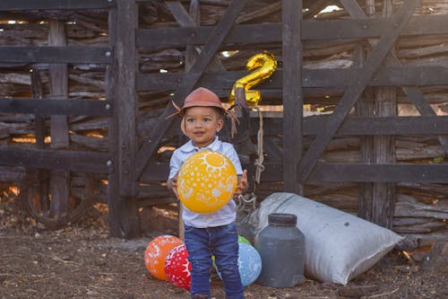 aile, balonlar, çit içeren Ücretsiz stok fotoğraf