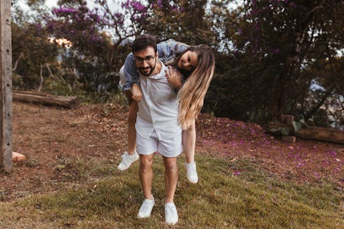 Fotos de stock gratuitas de Camisa blanca, de pie, fotografía de moda