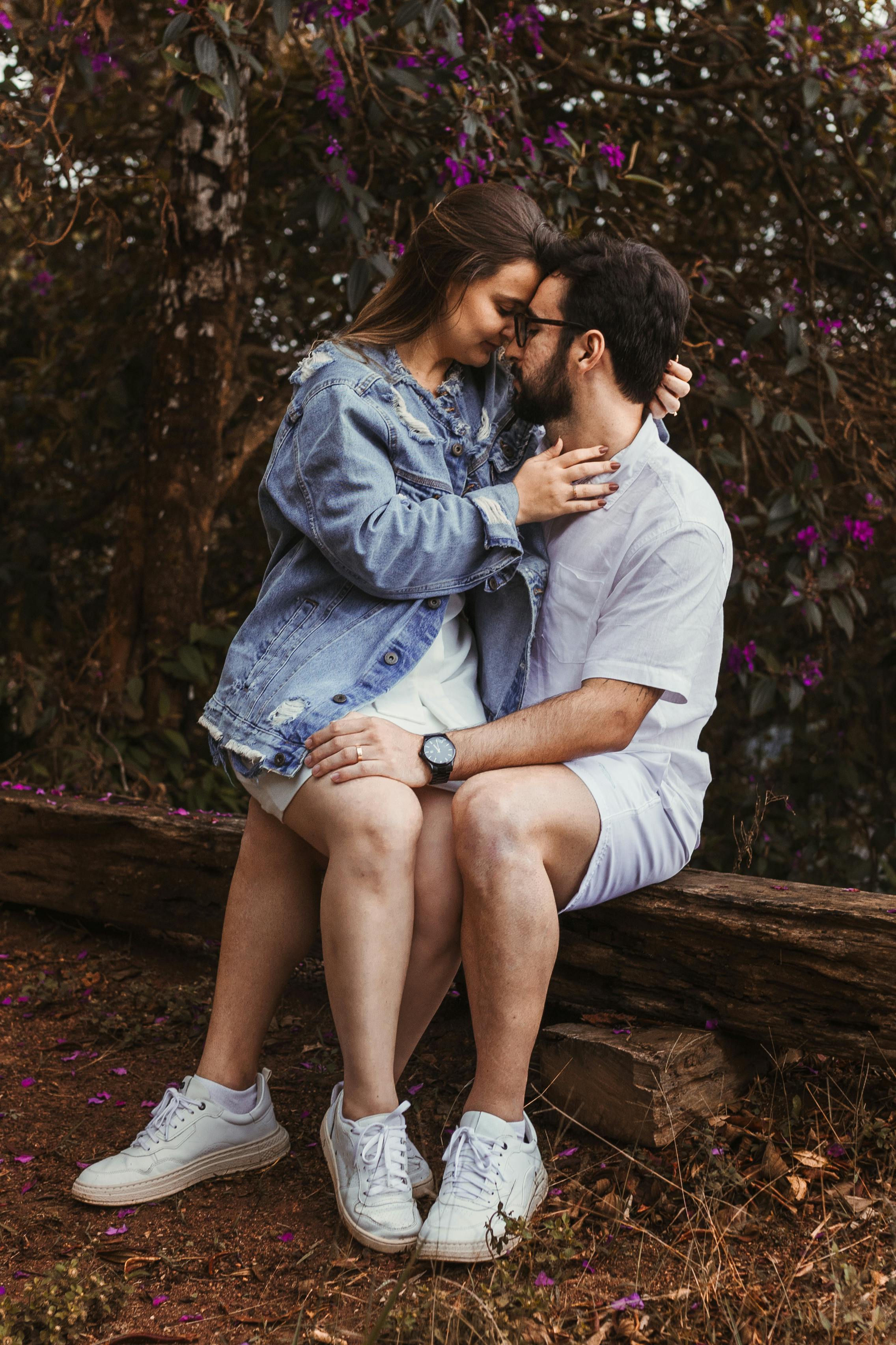 couple on bench | Couple photography poses, Couple photoshoot poses, Couples  poses for pictures