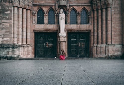 Darmowe zdjęcie z galerii z brązowy, katedra, kobieta