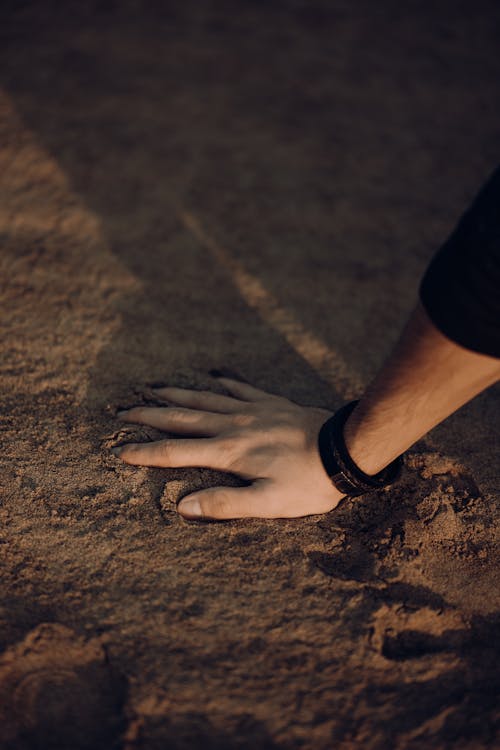 Foto profissional grátis de areia, braceletes, chão