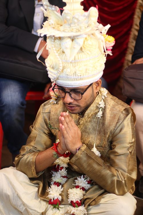Free Indian groom in traditional attire praying during a wedding ceremony. Stock Photo