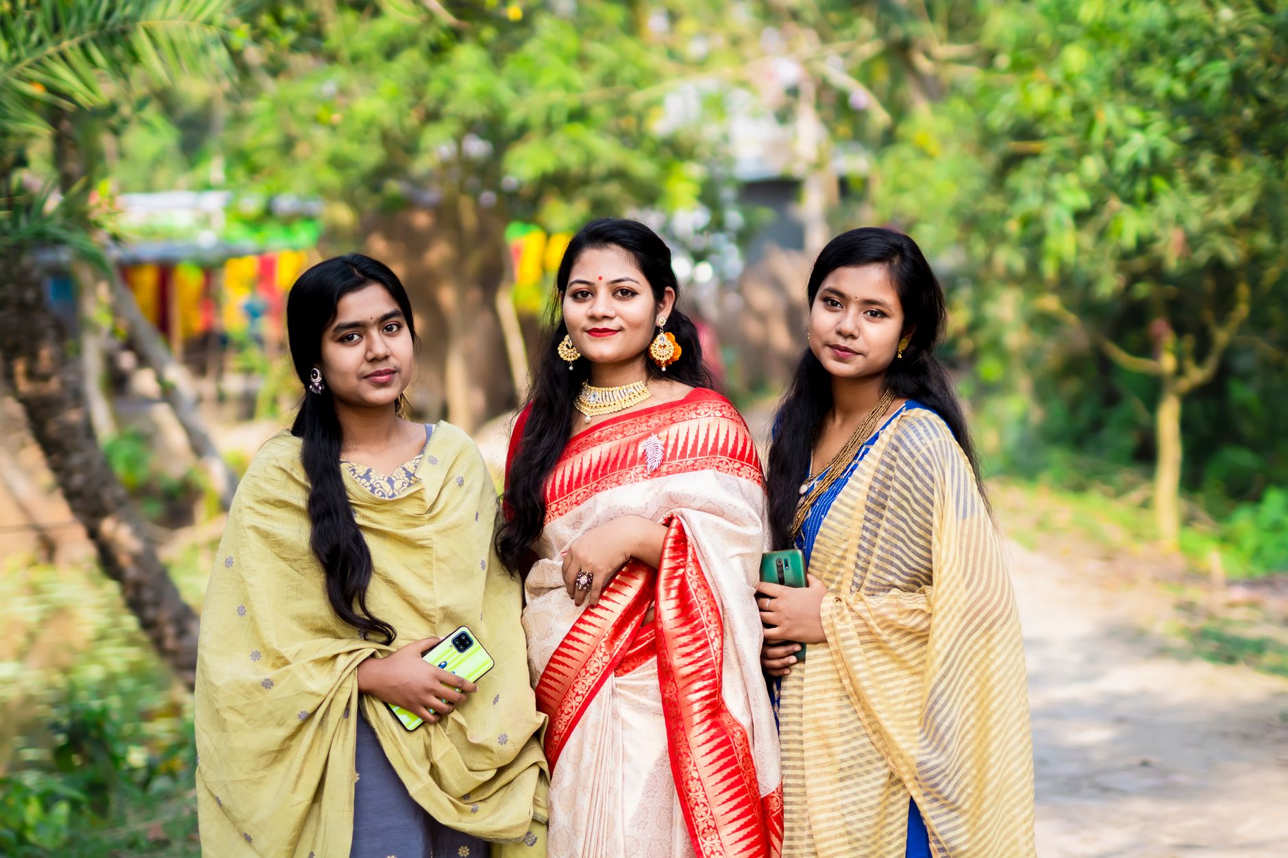 টিন পাত্তি স্টার অ্যাপ চালু থাকা আইফোন, পাশে ভারতীয় নকশার কার্ড টেবিল এবং নরম সন্ধ্যার আলো