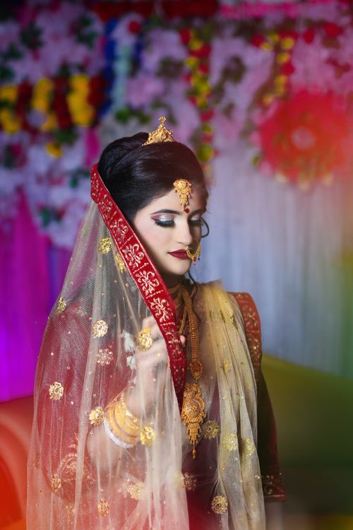 Free Stunning portrait of an Indian bride in vibrant traditional clothing and jewelry. Stock Photo