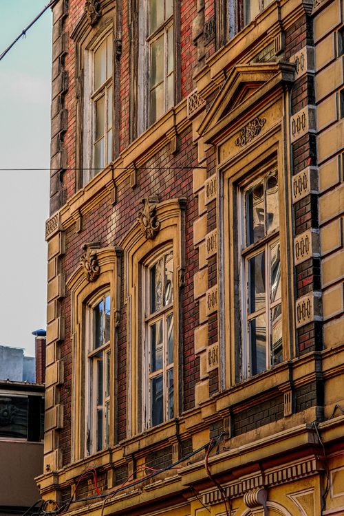 Free A detailed neoclassical facade featuring ornate architectural design in an urban setting. Stock Photo