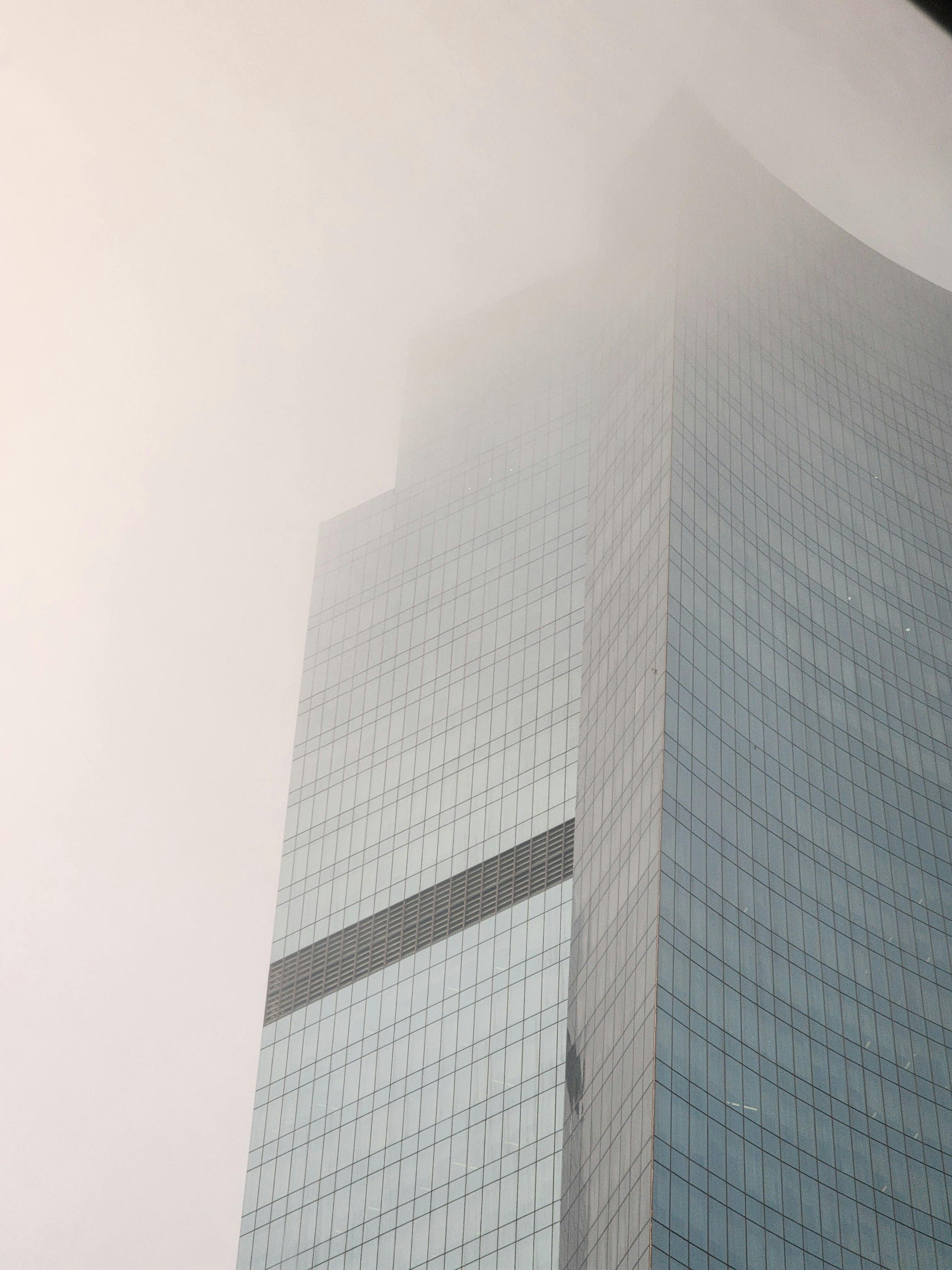 Fog over Skyscraper · Free Stock Photo