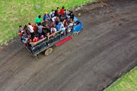 航拍镜头捕捉到一辆满载乘客的卡车在印度尼西亚的一条乡村道路上行驶