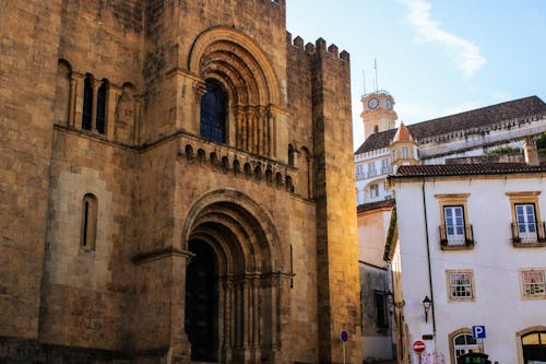 Foto d'estoc gratuïta de arquitectura de l'església, arquitectura històrica, campana