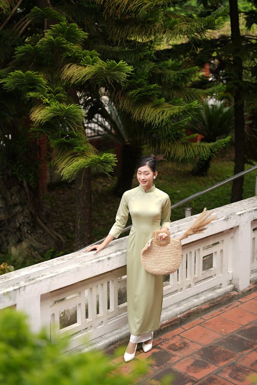 Gratis stockfoto met Aziatische vrouw, balustrade, bomen