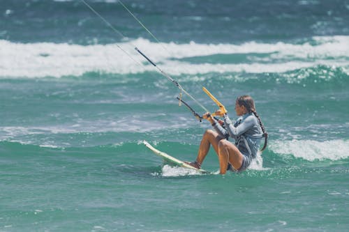 Ilmainen kuvapankkikuva tunnisteilla kitesurfer, kyykkääminen, liitolainelautailua