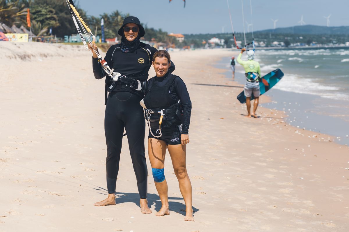 Praticantes de kitesurf na praia