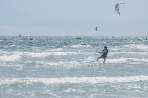 adam, dalgalar, deniz içeren Ücretsiz stok fotoğraf