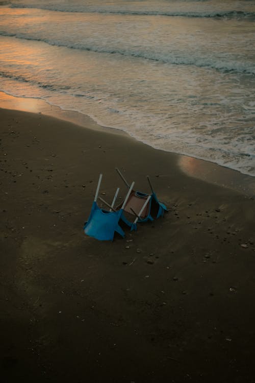 Gratis stockfoto met dageraad, kust, omgevallen stoelen