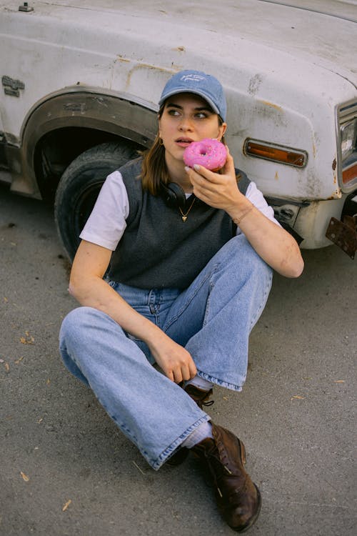 Darmowe zdjęcie z galerii z asfalt, czapka z daszkiem, dżinsy