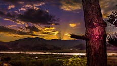 卡拉姆山谷的日出景色美丽，与山脉和充满活力的天空相映成趣