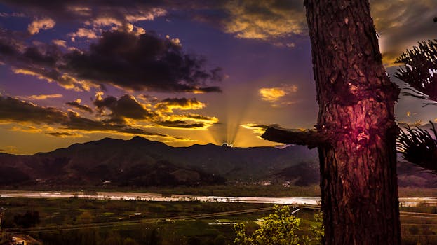 卡拉姆山谷的日出景色美丽，与山脉和充满活力的天空相映成趣