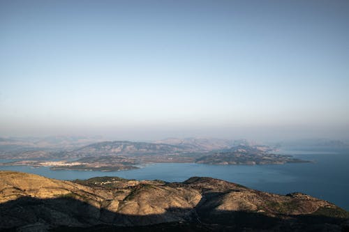 dağ, deniz, Kaya içeren Ücretsiz stok fotoğraf