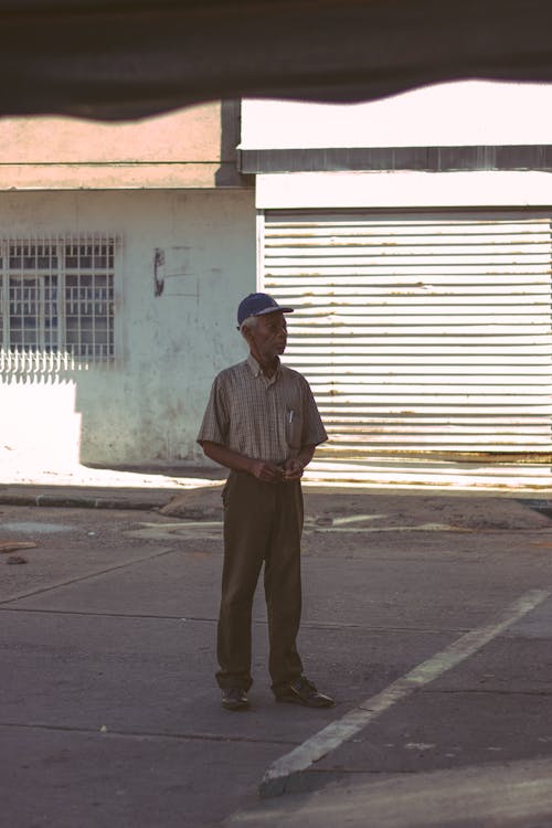 Foto profissional grátis de asfalto, boné, casual