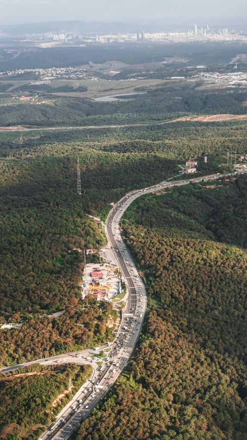 Free A stunning aerial view showcasing the dense forest landscape and highway in Istanbul, Türkiye. Stock Photo
