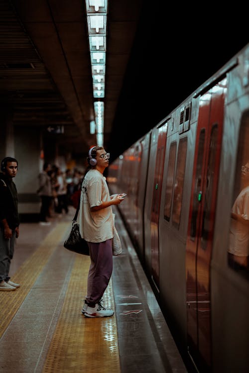 Fotos de stock gratuitas de andén de la estación de metro, cándido, de pie