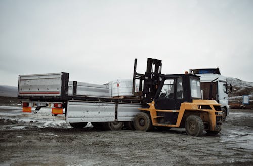 Fotos de stock gratuitas de camión, carga, cargando