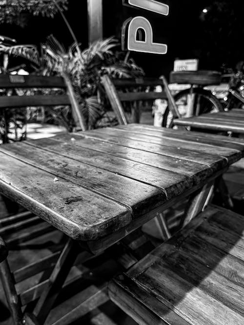 Foto stok gratis bangku, hitam & putih, neon