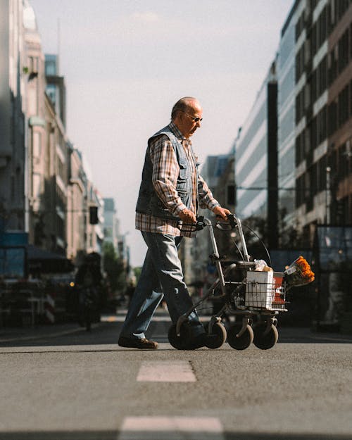 人, 助步車, 垂直拍攝 的 免費圖庫相片