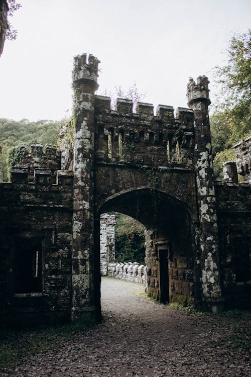 Entrance to Ballysaggartmore Lodges 