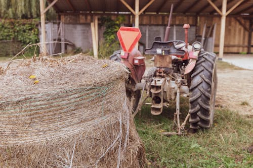 一捆一捆的乾草, 拖拉機, 村莊 的 免費圖庫相片
