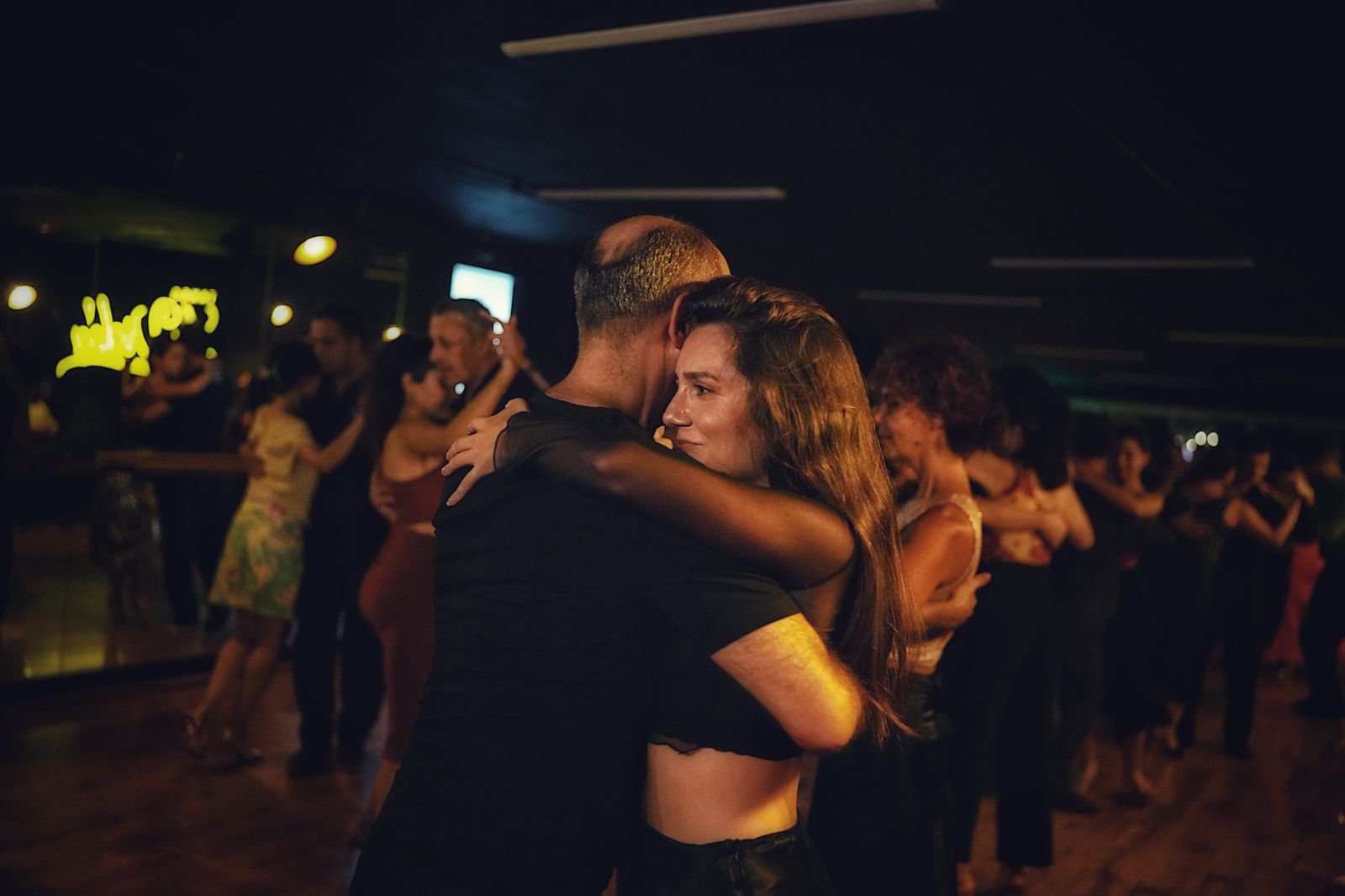 Dance partners moving to a fast, staccato dembow beat