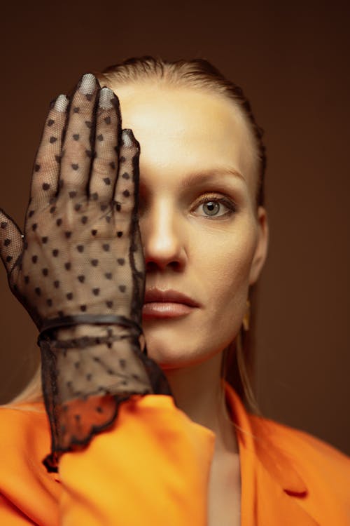 백인 여자, 손 인간의 손, 수직 쐈어의 무료 스톡 사진