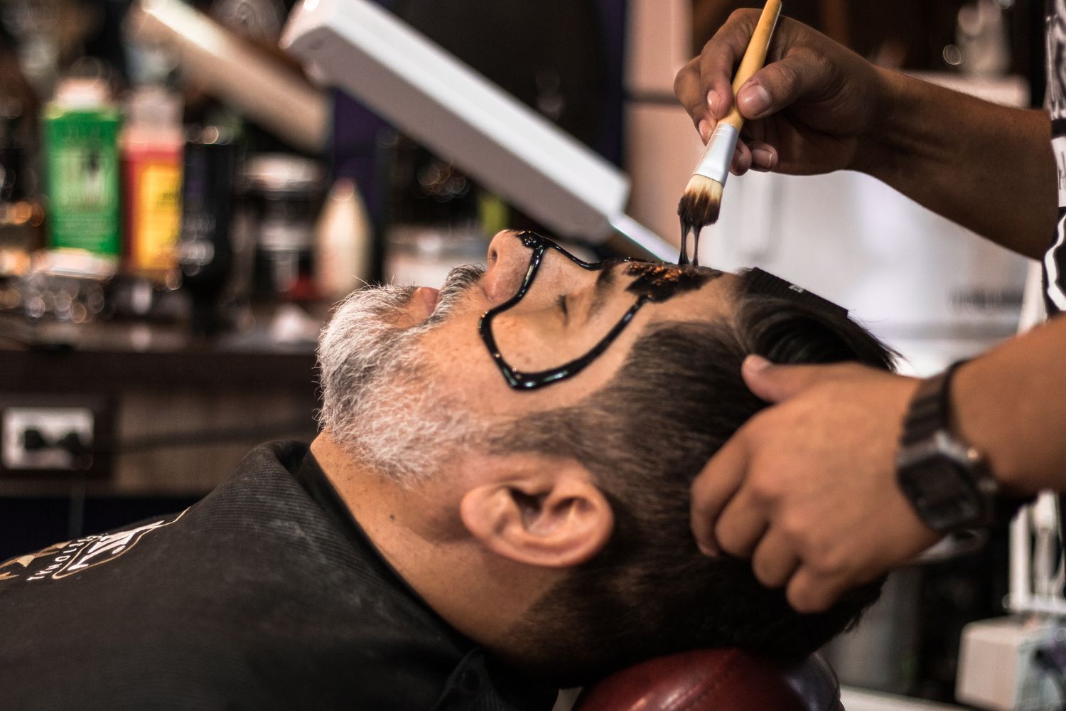 Aplicarea unei măști faciale într-un barbershop