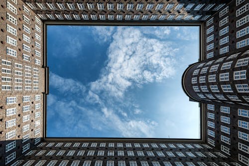 Immagine gratuita di cielo azzurro, città, cloud