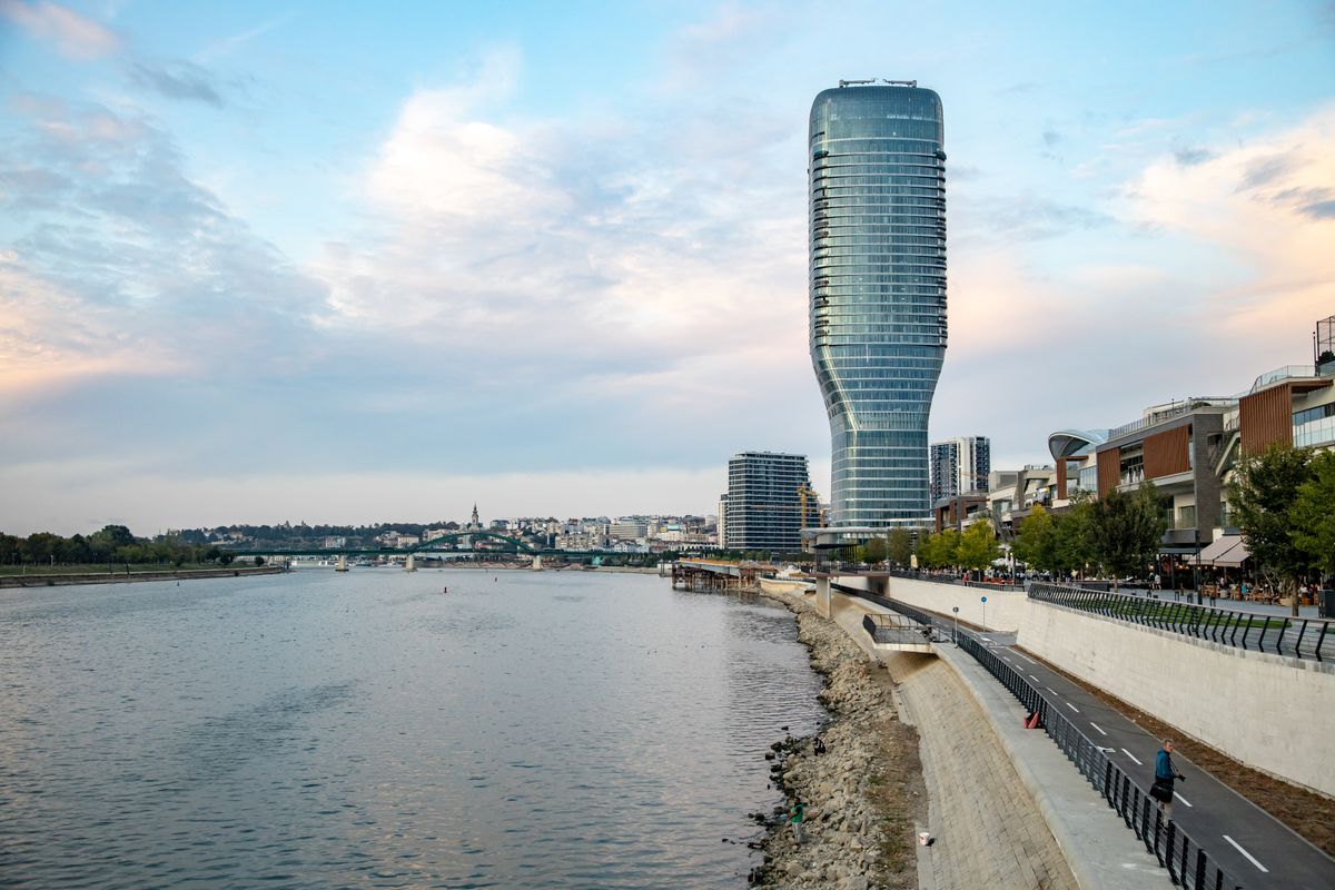 Belgrad - turnul Belgrade Tower și malul Savei la Savamala