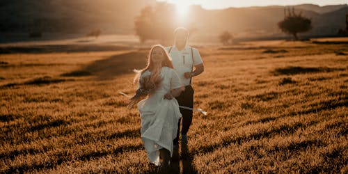 Foto profissional grátis de alegre, campo agrícola, casal apaixonado