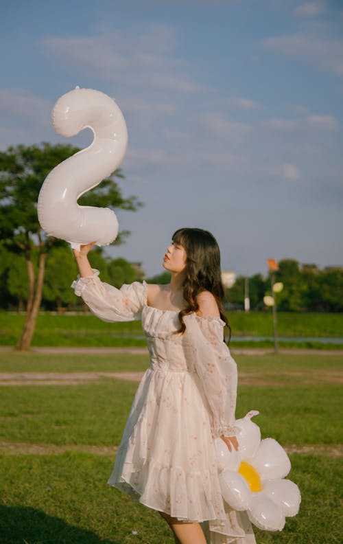 Gratis stockfoto met aantal, Aziatische vrouw, ballon