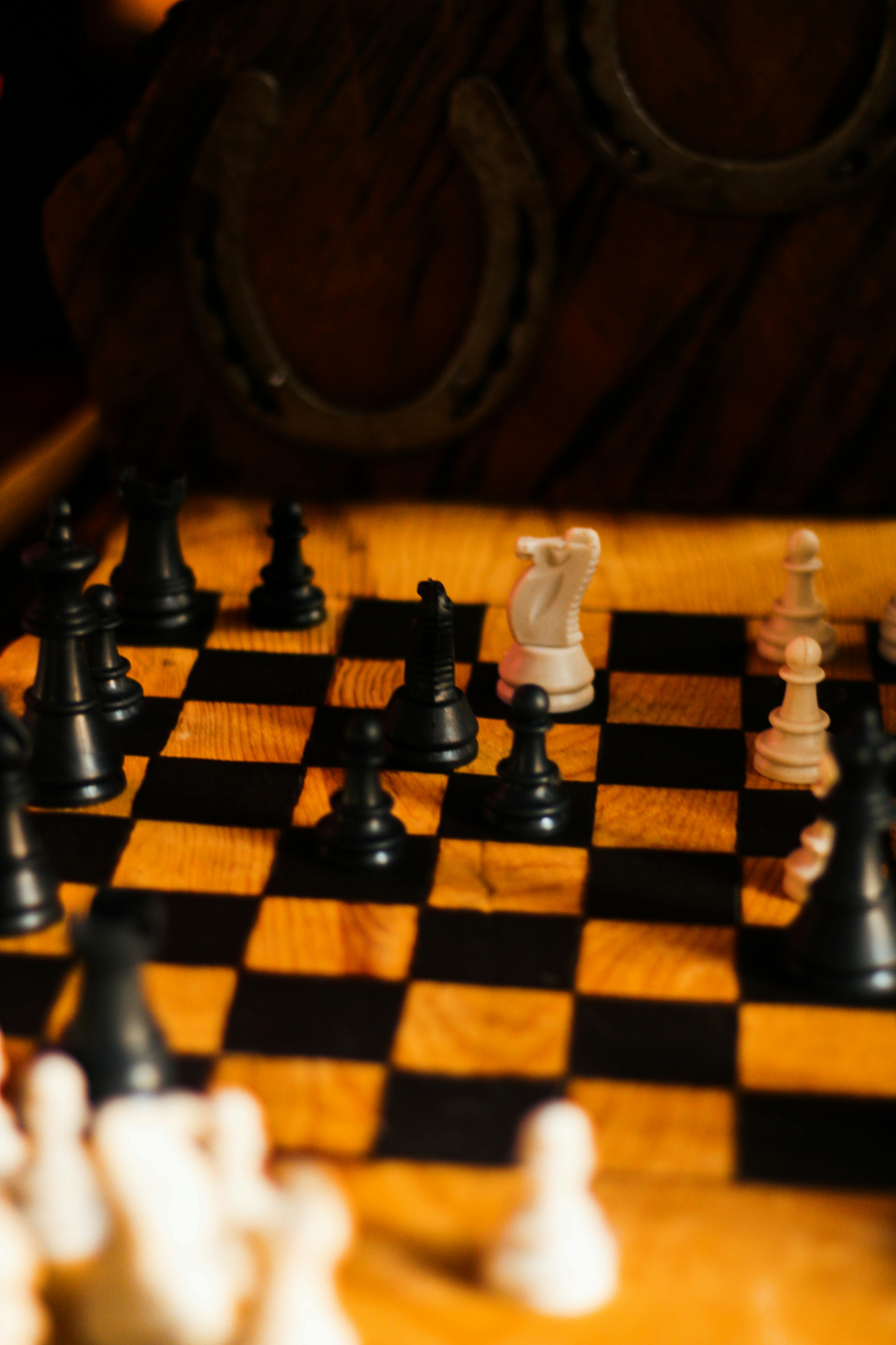 FREEIOS7, chess-board-wood - parallax HD iPhone iPad wallpaper