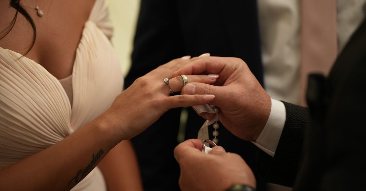 Evlilik kredisini simgeleyen alyans ve nikah temsilî görseli