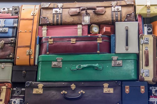 Ingyenes stockfotó bőröndök, repülőtér, színek témában