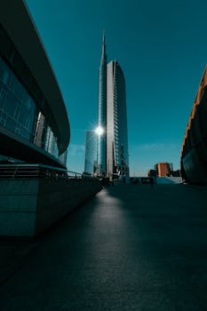 市中心一座时尚摩天大楼的戏剧性景观，突显了现代建筑的魅力