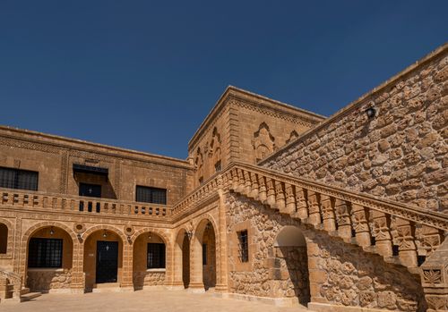 Free Explore the stunning stone architecture of Midyat, Mardin, Türkiye, showcasing its rich historical heritage. Stock Photo