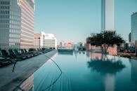 屋顶的无边泳池与城市天际线相接，躺椅为您营造出一片宁静的度假天地