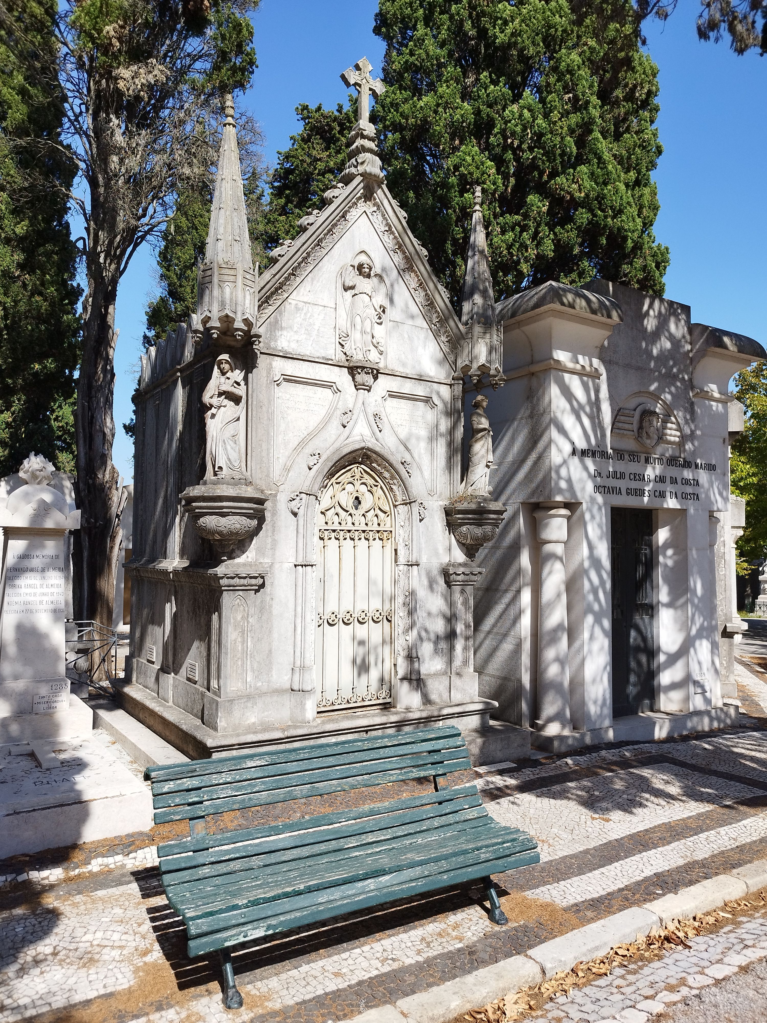 Fotomural Estructuras de piedra elegantes y esculturas en el Cementerio de Prazeres, Lisboa.