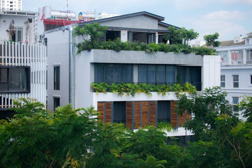 Foto stok gratis Apartemen, Arsitektur modern, balkon hijau